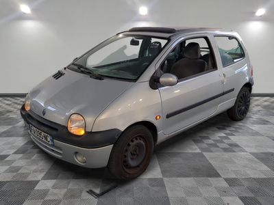 une petite voiture argentée garée dans une pièce