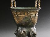 une image représentant un vase en bronze orné de deux éléphants
