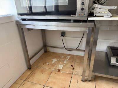 un micro-ondes posé sur une table dans la cuisine