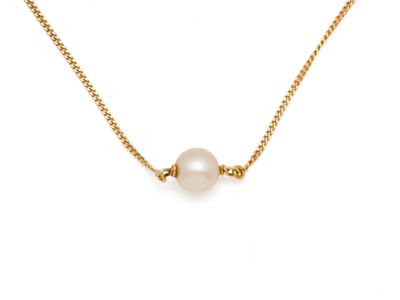 un collier de perles avec une chaîne en or sur fond blanc
