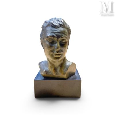 sculpture d'une tête de femme sur une base en bois