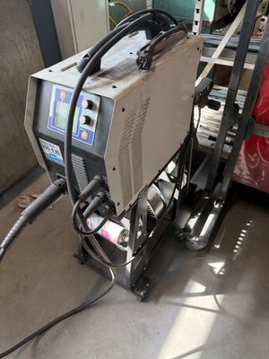 une machine posée sur un chariot dans le garage