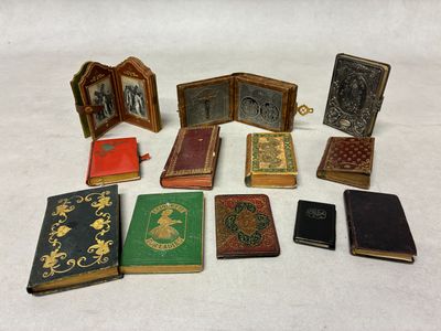 un grand nombre de livres posés sur une table