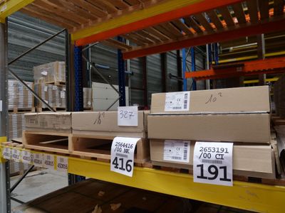 une grande quantité de cartons sur une étagère dans un entrepôt