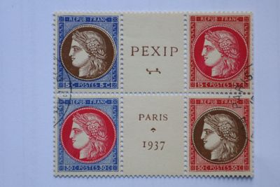 quatre timbres différents, représentant chacun un visage différent, sur un fond blanc