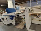 une machine qui travaille sur une pièce de bois