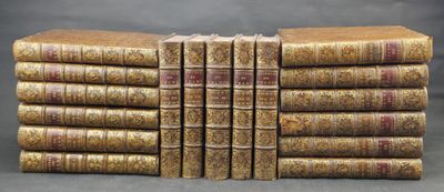 six vieux livres empilés les uns sur les autres sur une table