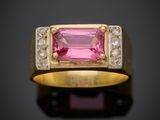 une bague en tourmaline rose et diamant