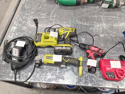 un grand nombre d'outils posés sur une table