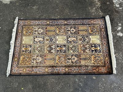 un vieux tapis est posé par terre