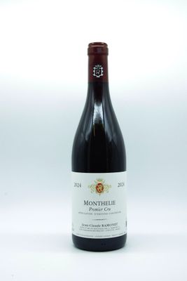 une bouteille de vin posée sur une table blanche