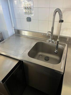 un évier avec un robinet et un lave-vaisselle dans une cuisine