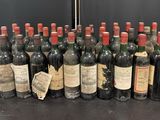 plusieurs bouteilles de vin sont alignées sur une table