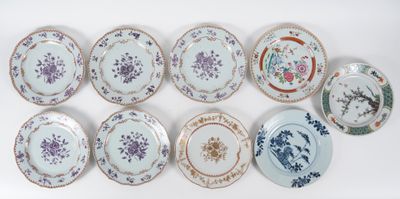 de nombreuses assiettes aux motifs variés, disposées sur un fond blanc
