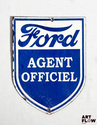 une vieille enseigne d'agence Ford accrochée sur le mur d'un immeuble