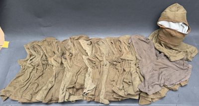 un morceau de tissu marron posé par terre à côté d'une paire de ciseaux