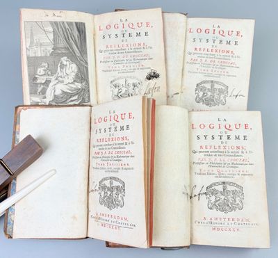 plusieurs vieux livres sont empilés sur une table