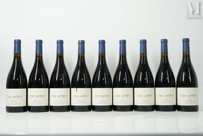 six bouteilles de vin sont alignées sur une table