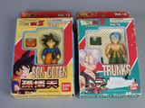 deux boîtes de figurines Dragon Ball posées sur une table