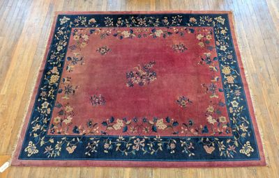 une photo d'un tapis rouge posé sur un parquet en bois massif