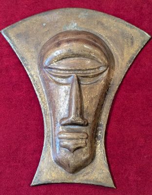 Sculpture figurative en laiton martelé vieillit portant une …