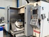 une machine qui se trouve à l'intérieur d'un bâtiment