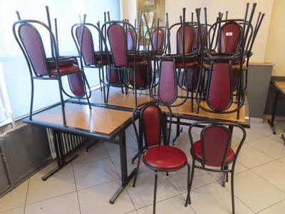 plusieurs chaises et une table dans une pièce