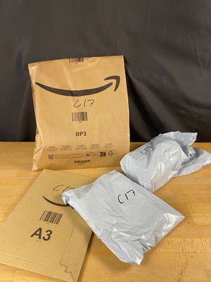 deux sacs de nourriture posés sur une table à côté d'un sac de nourriture