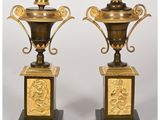 paire de vases anciens en laiton et en bronze, ornés de figures