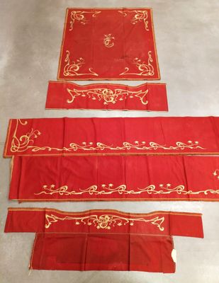 un lot de quatre sets de table rouges avec des bordures dorées