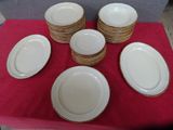de nombreuses assiettes posées sur une table rouge recouverte d'une nappe rouge
