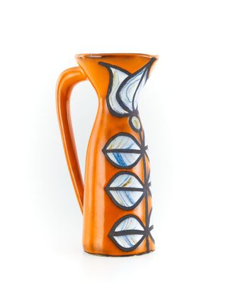 un vase orange orné d'un motif de poisson