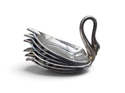 un plat en forme de cygne en argent, sur lequel sont posées des cuillères