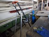 une pièce où se trouvent de nombreuses étagères et de nombreux outils