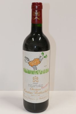 une bouteille de vin posée sur une table