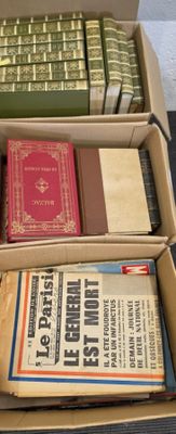 Des cartons remplis de livres sont empilés les uns sur les autres sur une table