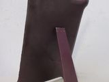 un petit cadre en bois posé sur une table, avec un socle violet