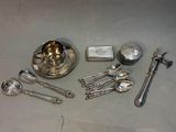 beaucoup de cuillères en argent et d'autres couverts en argent sur la table