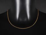 un collier à chaîne en or sur un mannequin mannequin mannequin mannequin mannequin mannequin mannequin mannequin mannequin mannequin