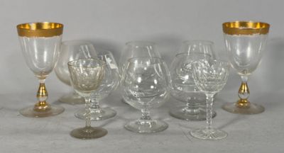 cinq verres à vin posés les uns à côté des autres sur une table