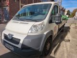 une camionnette blanche garée sur le bord de la route