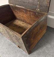 Coffre ou cassette en bois et tôle repoussée. (photo 4)