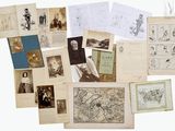 beaucoup de vieux papiers et de vieilles photos sur la table