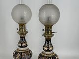 paire de lampes de table anciennes en laiton et en verre, sur pied