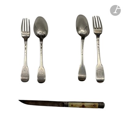 un couteau, une fourchette et une cuillère posés les uns à côté des autres