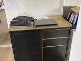 une image représentant un bureau sur lequel est posé un ordinateur portable