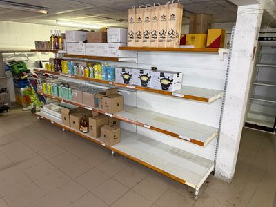 Nombre d'étagères contenant des boîtes dans un magasin
