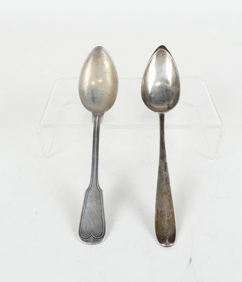 deux cuillères posées l'une à côté de l'autre sur une table