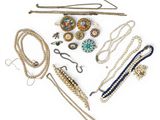 de nombreux colliers et bracelets de toutes sortes disposés sur une surface blanche