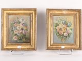 Deux tableaux représentant des fleurs sont accrochés l'un à côté de l'autre sur un mur.